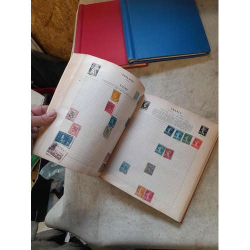 167 - Approx 11 kg of stamps : on paper, on sheets, on  printed pages, loose, albums, partially and sparse... 