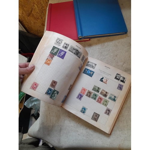 167 - Approx 11 kg of stamps : on paper, on sheets, on  printed pages, loose, albums, partially and sparse... 