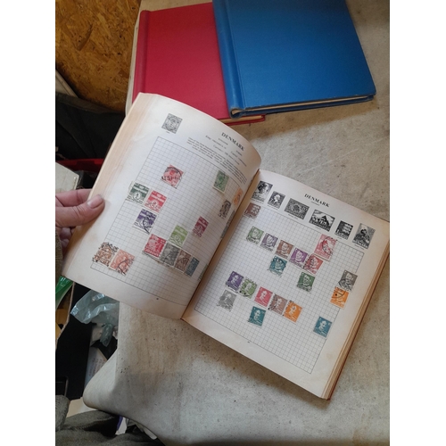 167 - Approx 11 kg of stamps : on paper, on sheets, on  printed pages, loose, albums, partially and sparse... 