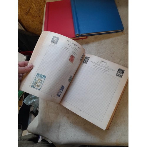 167 - Approx 11 kg of stamps : on paper, on sheets, on  printed pages, loose, albums, partially and sparse... 