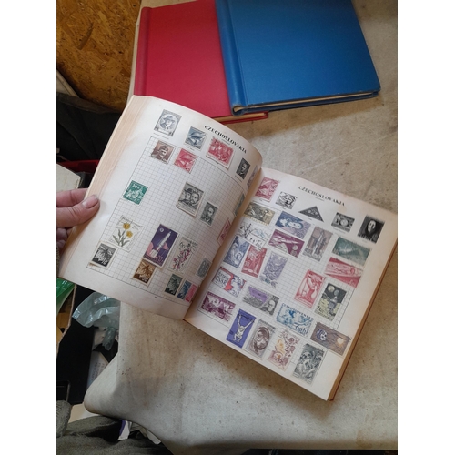 167 - Approx 11 kg of stamps : on paper, on sheets, on  printed pages, loose, albums, partially and sparse... 