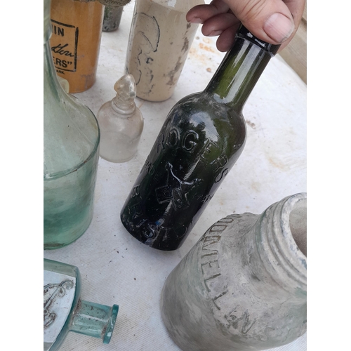 171 - Tip dug advertising and non advertising glass and stoneware bottles : Newport Wine Company, Rogers, ... 