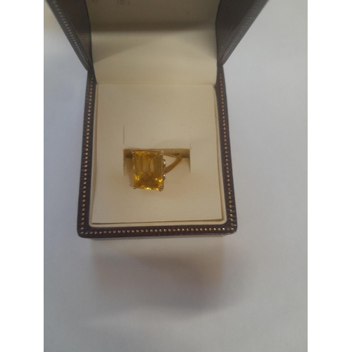 175 - 9 KT gold ring set with golden fluorite size N , gross weight 5 g in a box of issue with associated ... 