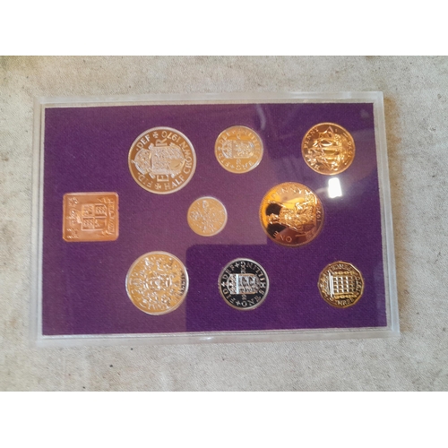 271 - Coins : 1970 collectors set, commemorative bas metal Crowns and other coins