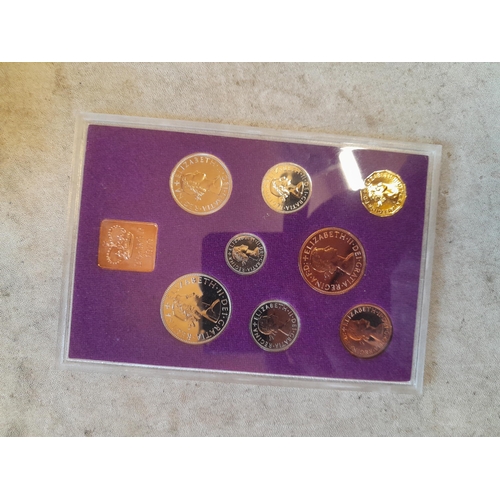 271 - Coins : 1970 collectors set, commemorative bas metal Crowns and other coins