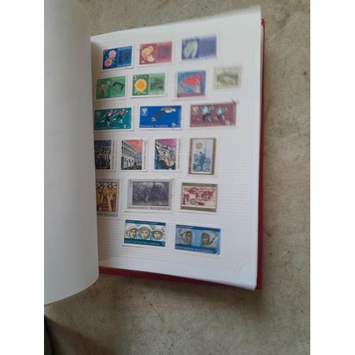 210 - Stamps : a multithematic collection on SG Avon leaves lightly mounted , approx 100 pages in clean co... 