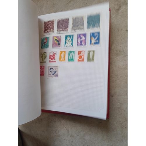 210 - Stamps : a multithematic collection on SG Avon leaves lightly mounted , approx 100 pages in clean co... 