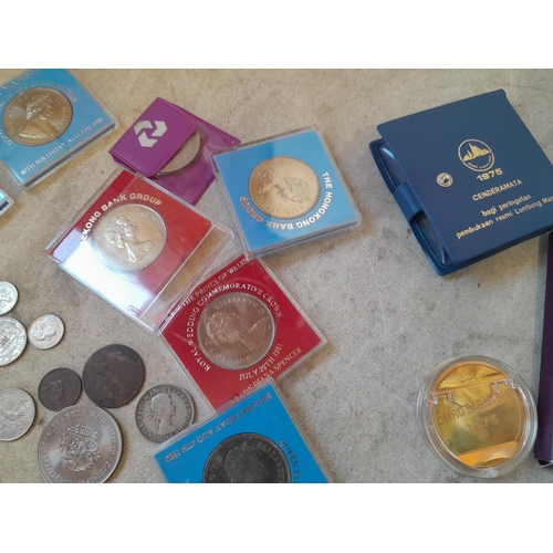 236 - Coins : 1970 collectors set, commemorative bas metal Crowns and other coins