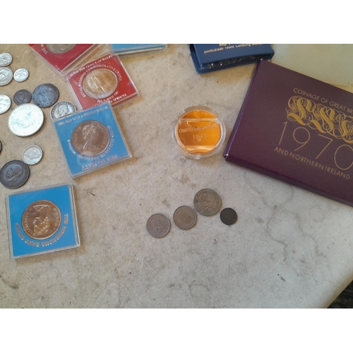 236 - Coins : 1970 collectors set, commemorative bas metal Crowns and other coins