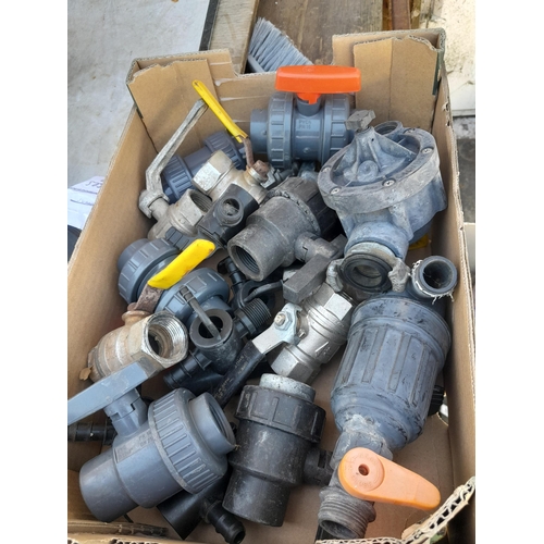 238 - Box of plastic pipe fittings, valves Various quarter turn lever valves, 32mm UPVC glue, 1” steel, ¾”... 
