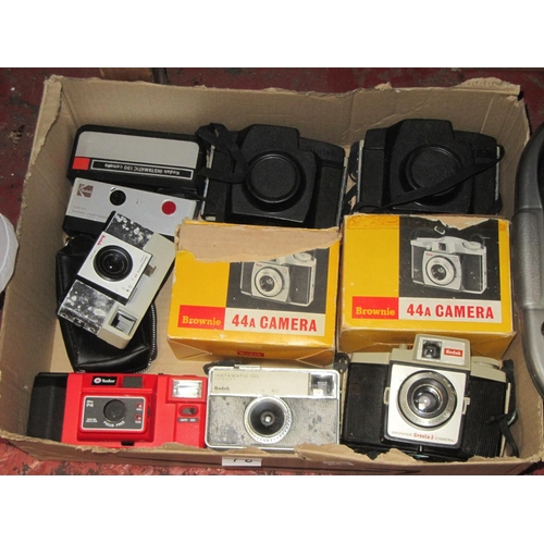 78 - Selection of Vintage Cameras to Include Two Kodak Brownie 44A, Kodak Brownie Creast 3, Instamatic 13... 