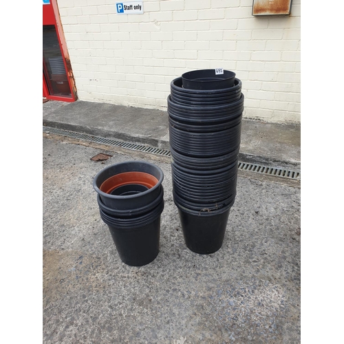 692 - Large Quantity of Black Plastic Plant Pots.