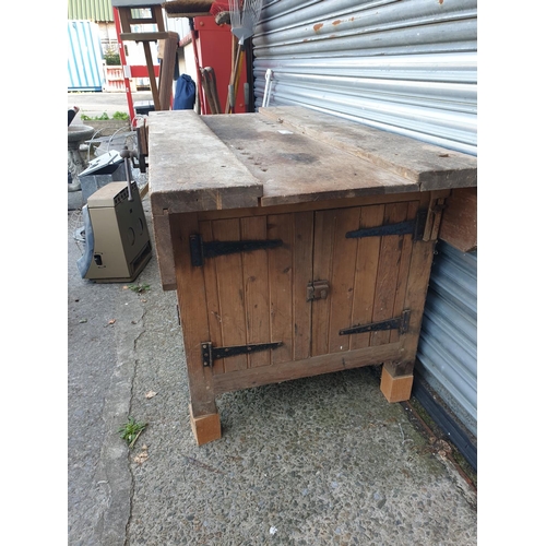 618 - Large Heavy Work Bench with Vice & Cupboards.