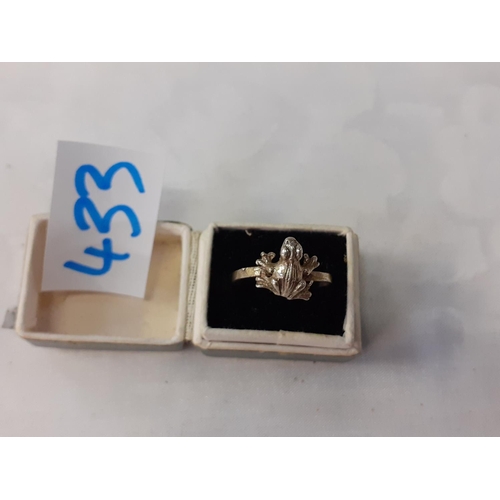 433 - 925 Silver Ring with Frog Detail - Size M.