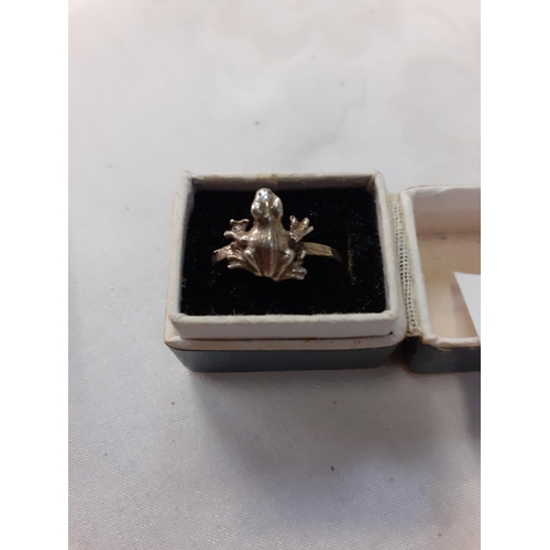 433 - 925 Silver Ring with Frog Detail - Size M.