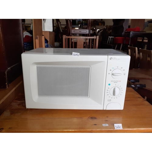 519 - White Daewoo 700w Microwave.