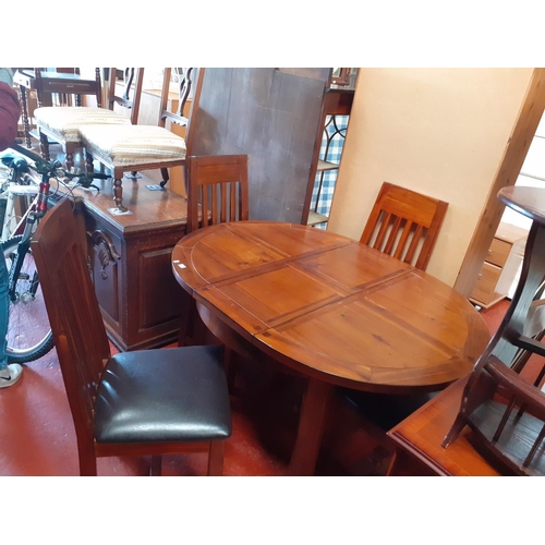 572 - Stunning Extendable Circular Dining Table with 4 Matching Chairs.