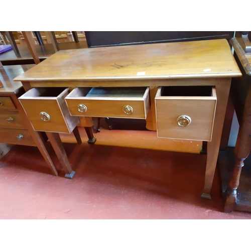 570 - 3 Drawer Mahogany Lowboy.