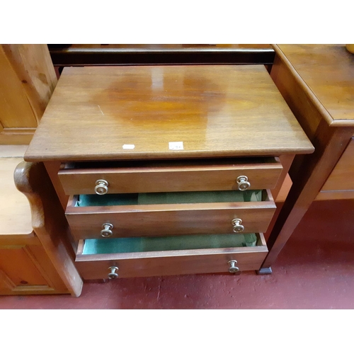 572 - 3 Drawer Mahogany Chest of Drawers.