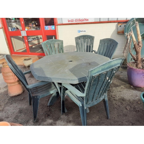 641 - Green Plastic Octagonal Garden Dining Table & 5 Matching Chairs.