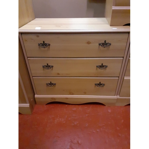 542 - Small Three Drawer Pine Effect Chest of Drawers.