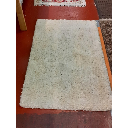 556A - Rectangular Cream Woollen Rug Approx 3ft x 5ft.