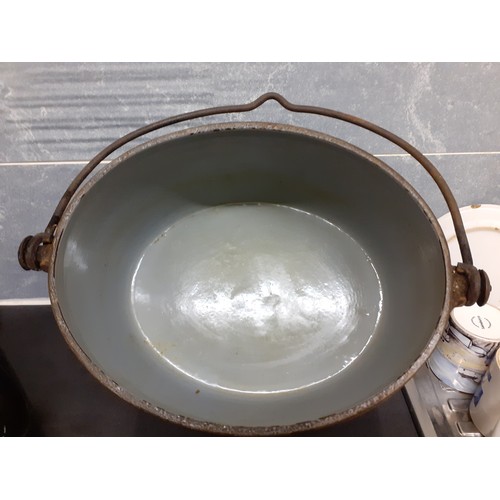 1 - 4 Gallon Clark & Co Cast Cauldron Pot with Lid.