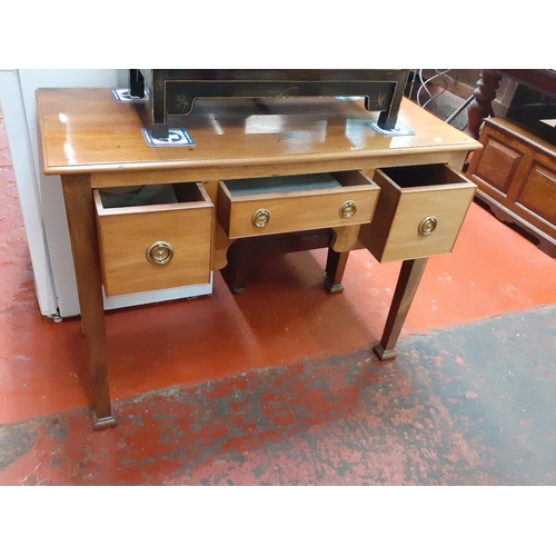 600 - 3 Drawer Mahogany Lowboy.