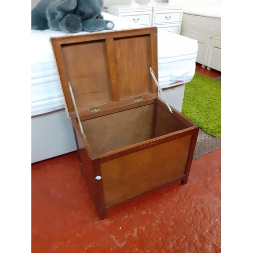 499 - Cream Leather Top Oak Blanket Box with Hinge Lid.