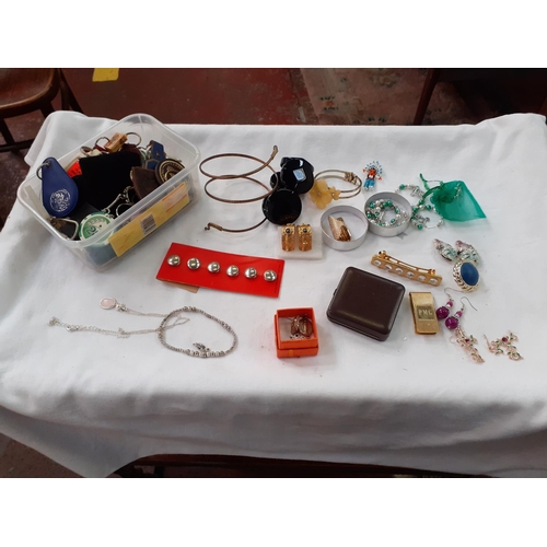 256 - Selection of Costume Jewellery & Key Rings.