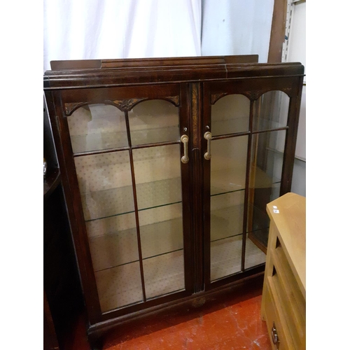 537 - Mahogany Three Shelf Display Cabinet - approx 131cm tall, 107cm wide & 32cm deep.