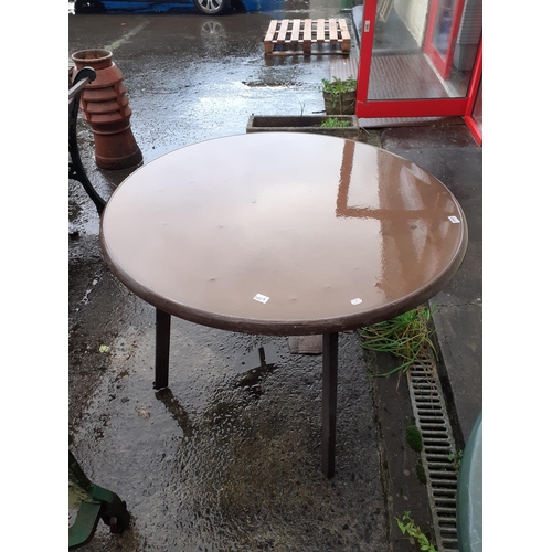 669 - Circular Garden Patio Table.