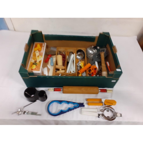 21 - Box of Kitchen Utensils & Accessories.