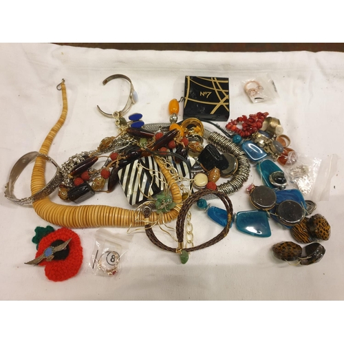 223 - Selection of Costume Jewellery to Include Necklaces, Bangles etc.