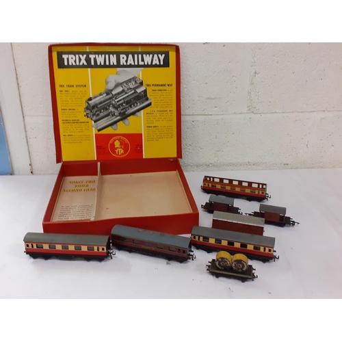 188 - Assorted 00 Gauge Carriages in Trix Twin Railway Box.