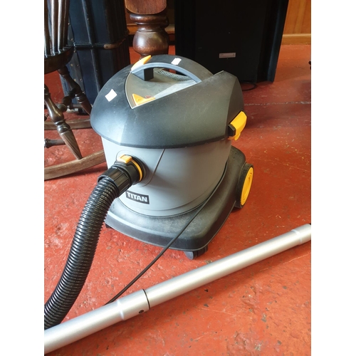 657 - Titan Wet & Dry Vacuum.