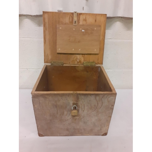 140 - Solid Oak Lockable Box - 30 cm x 30 cm x 37 cm