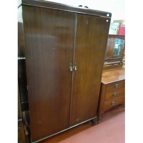 601 - Solid Mahogany Vintage Gents Compactum with Inner Mirror.