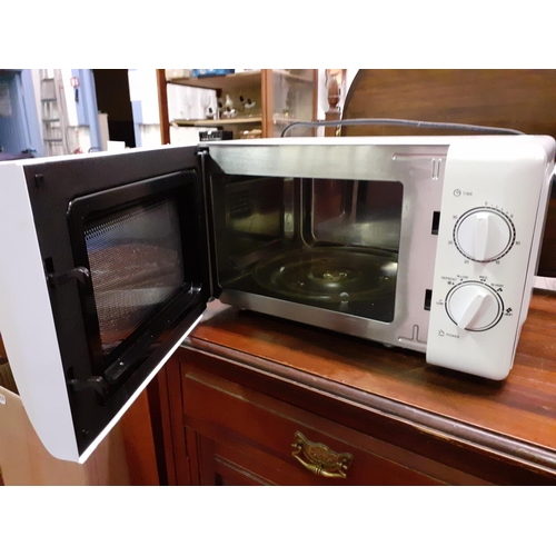 613 - Igenix White Microwave.