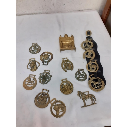 179 - Tray of Horse Brasses & Small Brass Fireside Scene.