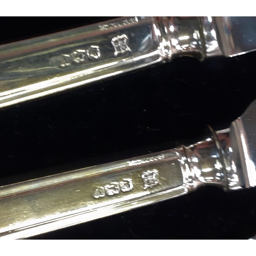 463 - Set of 12 Silver Handled Elizabeth II Butter Knives in Case, Sheffield 1963.