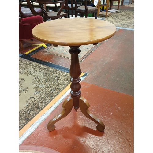 569A - Victorian Mahogany Tripod Tilt Top Table.