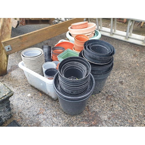 675 - Large Selection of Plastic Garden Pots.