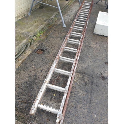 651 - Approx 4m Long Double Extending Ladder.