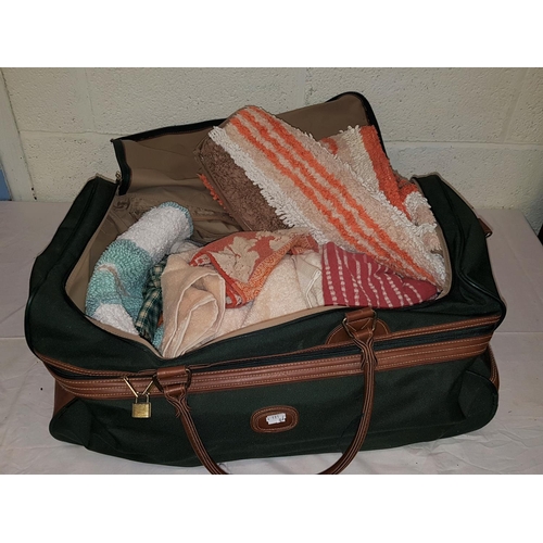 52 - Holdall Bag of Towels, Bath Mats, Tea Towels etc.