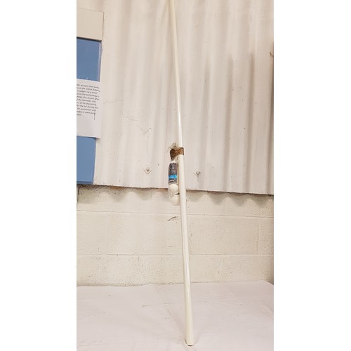 142 - As New White Wooden Curtain Pole, Fixings & Rings - 180cm long