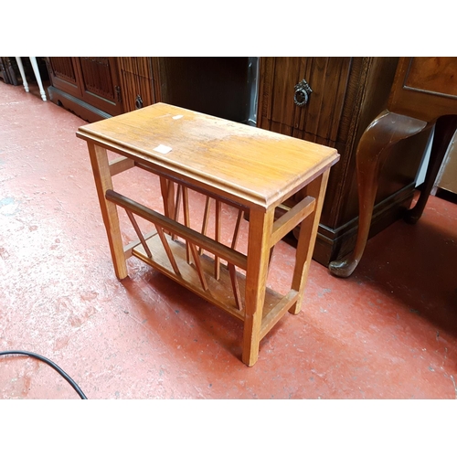 600 - Small Oak Magazine Rack Table - approx 17