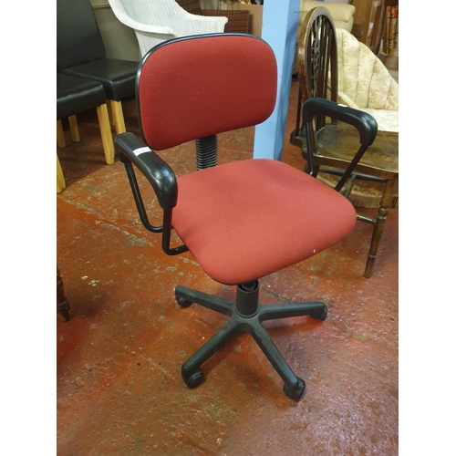 491 - Adjustable Red Swivel Desk Chair.