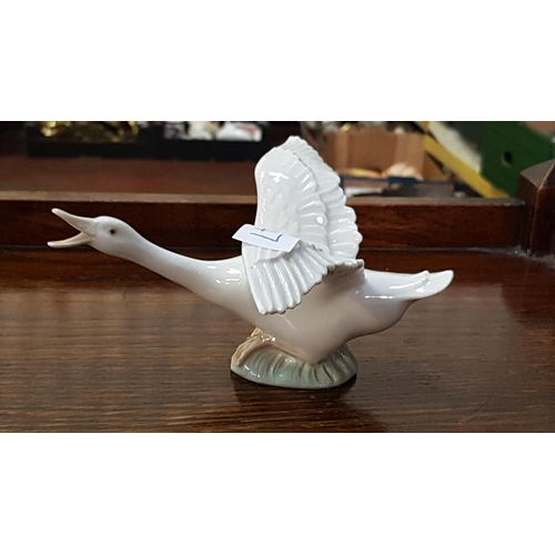 347 - Lladro Goose Figure.