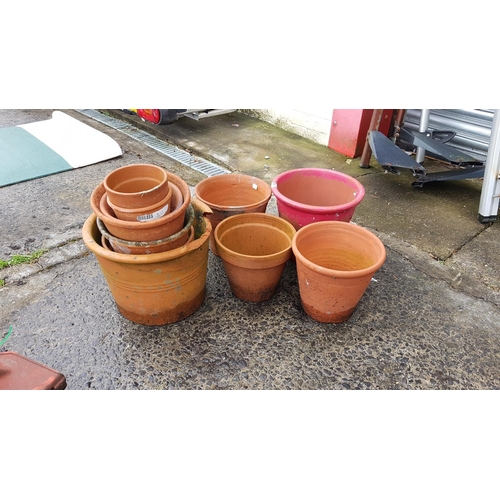 659 - Quantity of Terracotta Garden Pots - Various Sizes.